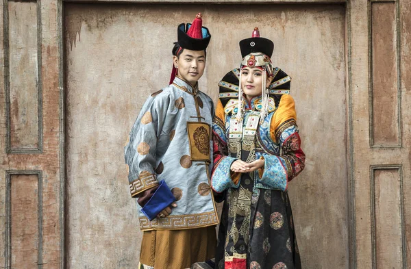 Mongolski Para Tradycyjny Strój Pobliżu Starej Świątyni Ułan Bator Tradycyjny — Zdjęcie stockowe