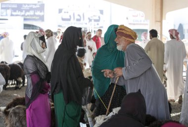 Sinaw, Umman, 30 Kasım 2017: hayvan pazarında ticaret Arap insanları