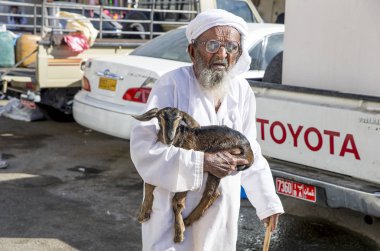 Sinaw, Umman, 30 Kasım 2017: eski bir bebek keçi Sinaw Market taşıyan adam