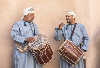 Nizwa, Umman, 1 Aralık 2017: Ulusal gün kutlamada davul çalmaya omani erkekler