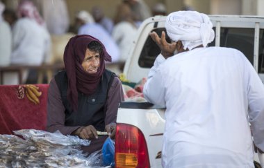 Sinaw bir pazarda, Kuru balık satan adam