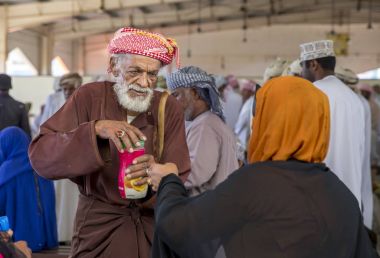 bir markette alış ve satış keçi insanlar