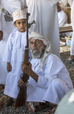 bir markette silahlı adam