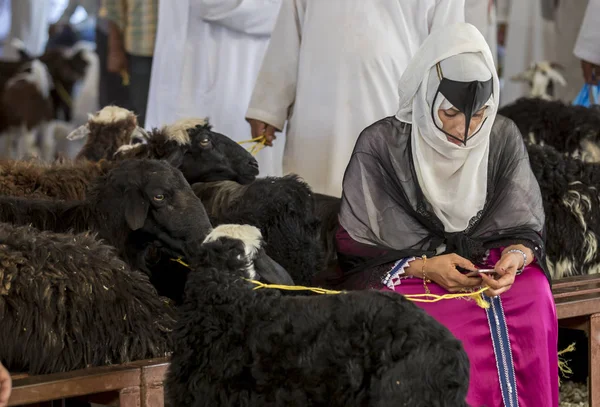 People buying and selling goats at a market — Stock Photo, Image