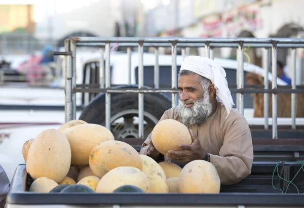 Sinaw Oman November 30Th 2017 Bedhouin Man Selling Melons Market — Stock Photo, Image