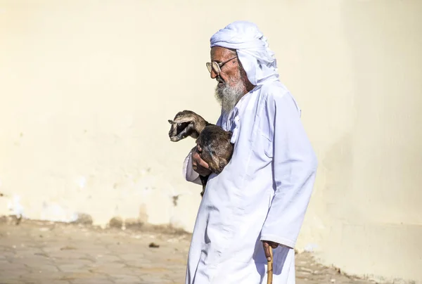 Sinaw Oman Novembre 2017 Vieil Homme Portant Une Chèvre Marché — Photo