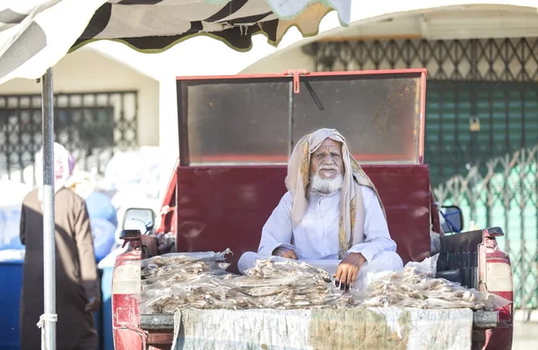 市場で魚を売って男 — ストック写真