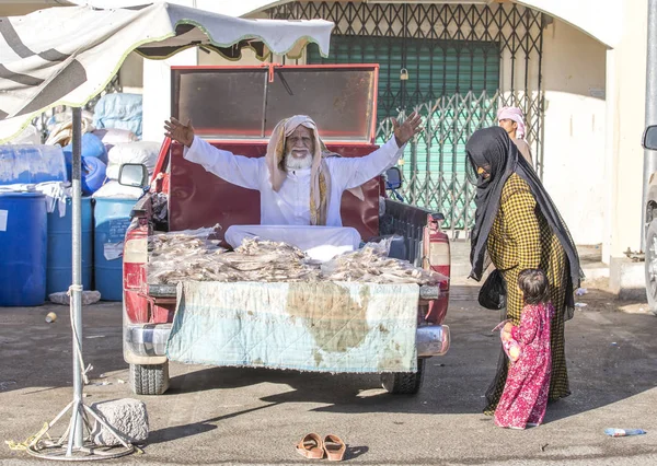 Мужчина, продающий рыбу на рынке — стоковое фото