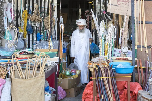 Anciano en una tienda en Sinaw — Foto de Stock