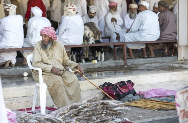 Sinaw bir pazarda, Kuru balık satan adam — Stok fotoğraf