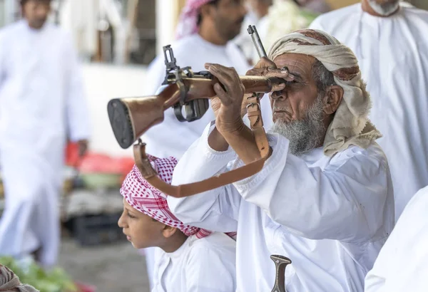 bir markette silahlı adam