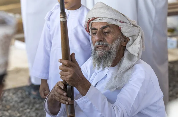 Hombre con un arma en un mercado — Foto de Stock