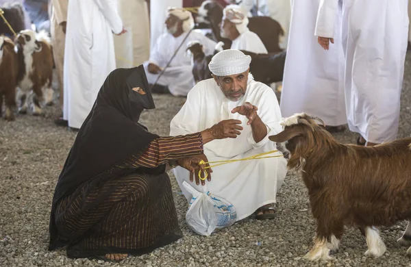 Люди покупают и продают коз на рынке — стоковое фото
