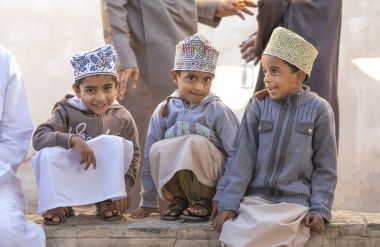 Nizwa, Umman, 1 Aralık 2017: şaka ve markette konuşurken Arap çocuk