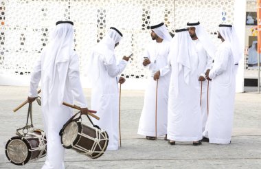 Abu Dhabi, Birleşik Arap Emirlikleri, 8 Aralık 2017: kondominiyum erkekler geleneksel giyim bir konuşma yapma
