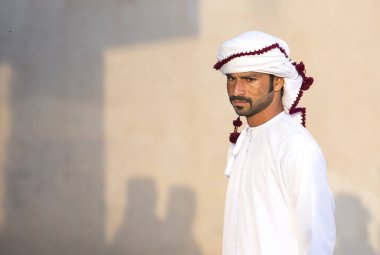 Nizwa, Umman, 1 Aralık 2017: bej renkli arka plan üzerinde genç adam