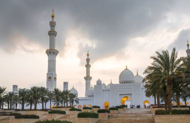 Abu Dhabi, Birleşik Arap Emirlikleri, 8 Aralık 2017: Ulu Camii yağmur bulutu altında