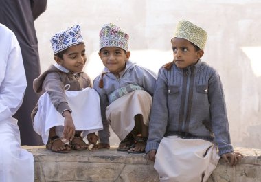 Nizwa, Umman, 1 Aralık 2017: şaka ve markette konuşurken Arap çocuk