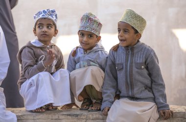 Nizwa, Umman, 1 Aralık 2017: şaka ve markette konuşurken Arap çocuk