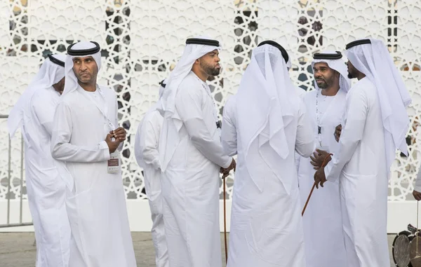 会話を行う従来の衣類でアブダビ アラブ首長国連邦 2017 イタリア男性 — ストック写真
