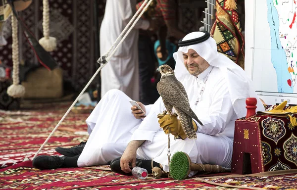 アブダビ アラブ首長国連邦 2017 首長鷹狩り祭で彼の鷹男 — ストック写真