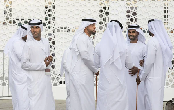 Abu Dhabi Emirados Árabes Unidos Dezembro 2017 Homens Emirati Roupas — Fotografia de Stock
