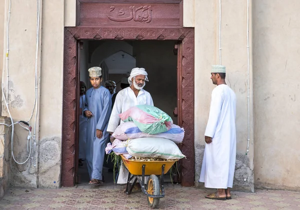 アラビアの男性で手押し車販売のため商品を受け取りニズワ オマーン 2017 — ストック写真