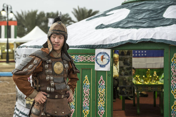 Абу-Даби, Объединенные Арабские Эмираты, 8 декабря 2017 года: монгольский мужчина, одетый как воин
