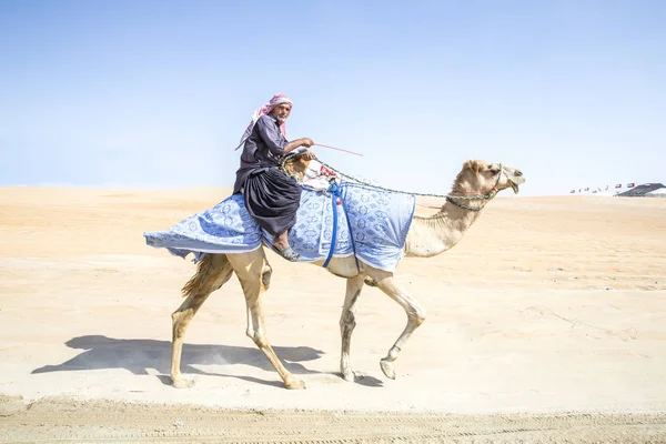 Madinat 阿拉伯联合酋长国 2017年12月15日 阿拉伯人骑骆驼在沙漠 — 图库照片