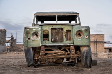 Ras Al Khaimah terk edilmiş köyde eski daraltılmış araba