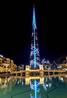 Dubai, Birleşik Arap Emirlikleri, 7 Ocak 2018: Kutlama yeni yıl için mavi ve turqouise renklerde Uluslararası Dubai Kongre ve Sergi Sarayı aydınlandı