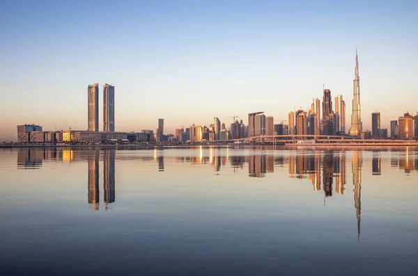 Дубая Над Чистою Водою Сходом Сонця — стокове фото