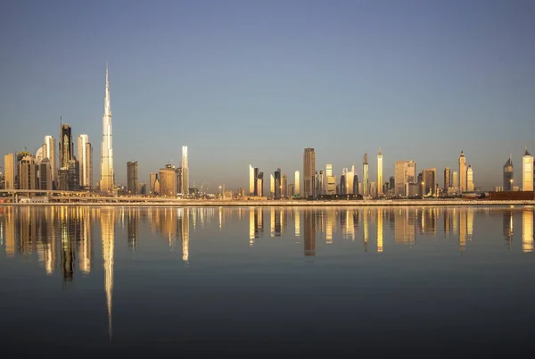 Dubai Skyline Sobre Água Limpa Nascer Sol — Fotografia de Stock