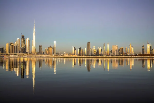 Dubai Skyline Sobre Água Limpa Nascer Sol — Fotografia de Stock