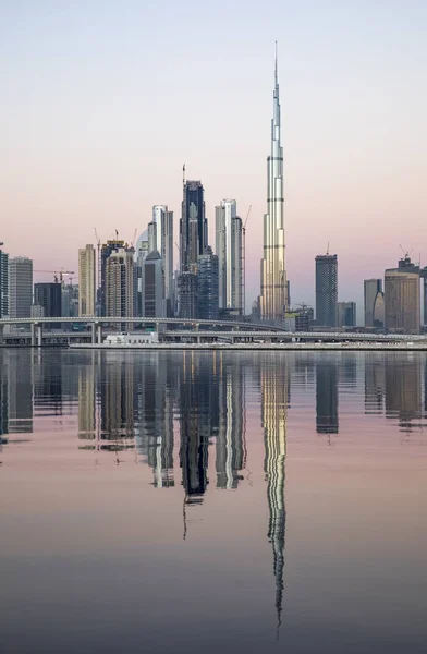 Herrliche Dubai Skyline Über Klarem Wasser Bei Sonnenaufgang — Stockfoto