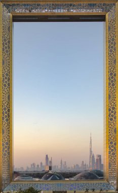 Dubai, Birleşik Arap Emirlikleri, 13 Ocak 2018: Dubai çerçeve yapılar gündoğumu