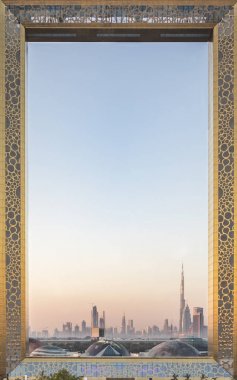 Dubai, Birleşik Arap Emirlikleri, 13 Ocak 2018: Dubai çerçeve yapılar gündoğumu