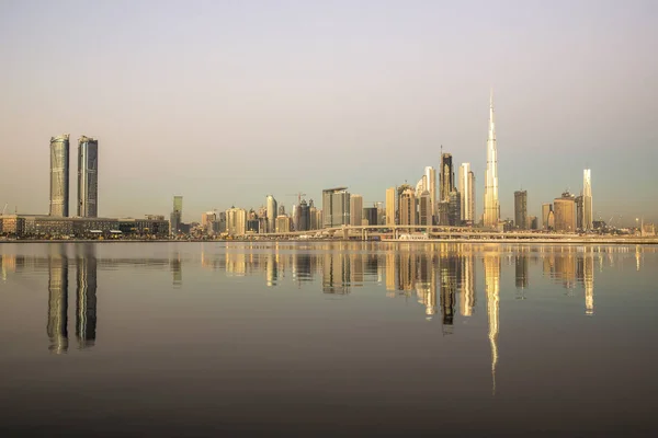 Panorama Dubaje Nad Čistou Vodou Při Východu Slunce — Stock fotografie