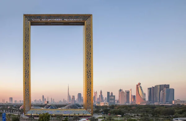 Dubai, Birleşik Arap Emirlikleri, 13 Ocak 2018: Dubai çerçeve yapılar gündoğumu