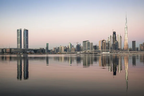 Panorama Dubaje Nad Čistou Vodou Při Východu Slunce — Stock fotografie