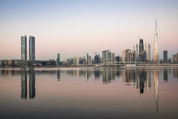 Dubai Skyline Sobre Água Limpa Nascer Sol — Fotografia de Stock