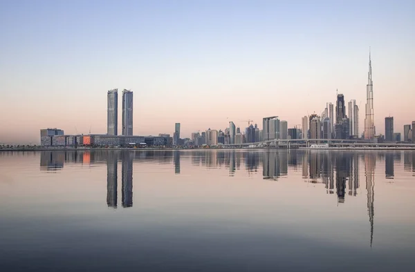 Panorama Dubaje Nad Čistou Vodou Při Východu Slunce — Stock fotografie