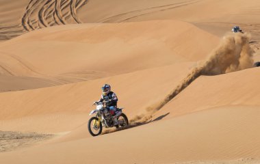 Dubai, Birleşik Arap Emirlikleri, 19 Ocak 2018: İki atlı bir çölde kir bisiklet üzerinde