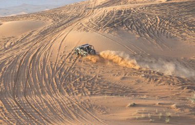 fosil Rock Dubai, Suudi Arabistan yakınındaki bir çölde araba araba