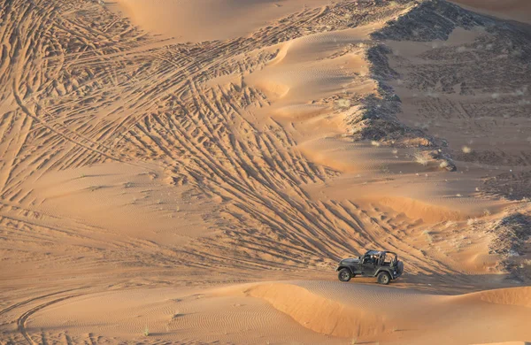 Carro Dirigindo Deserto Rocha Fóssil Perto Dubai Emirados Árabes Unidos — Fotografia de Stock