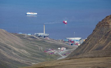 küçük kasaba Lonyearbean üzerinden Trollsteinen Buzulu