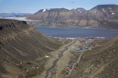 küçük kasaba Lonyearbean üzerinden Trollsteinen Buzulu