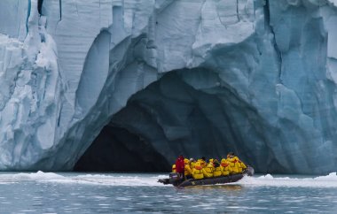 Noraustlandet, Svalbard, Norveç - 11 Temmuz 2013: insanlar Zodyak içinde Svalbard buzullar arasında seyahat