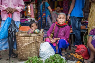 Chittagong, Bangladeş - 25 Şubat 2016: onun üretmek city Market satış Bangladeşli kadın