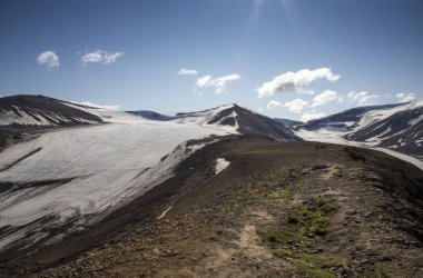 yürüyüşçüler Trollsteinen yakınındaki dağ başında Longyearbean, Svalbard gelin